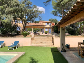 Villa Bois Romay dans le Luberon avec piscine, tennis et pétanque.